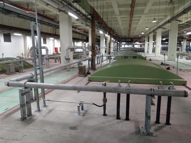 於迪化污水處理廠生物處理單位深層曝氣槽頂安裝曝氣管