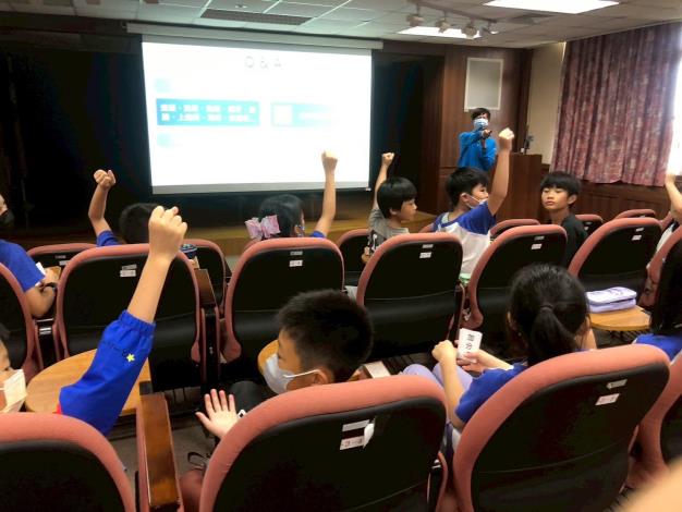 學生參觀八里污水處理廠