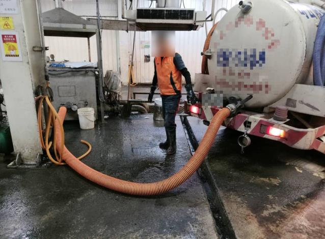 水肥業者引水肥入暫存槽，以利pH值量測作業