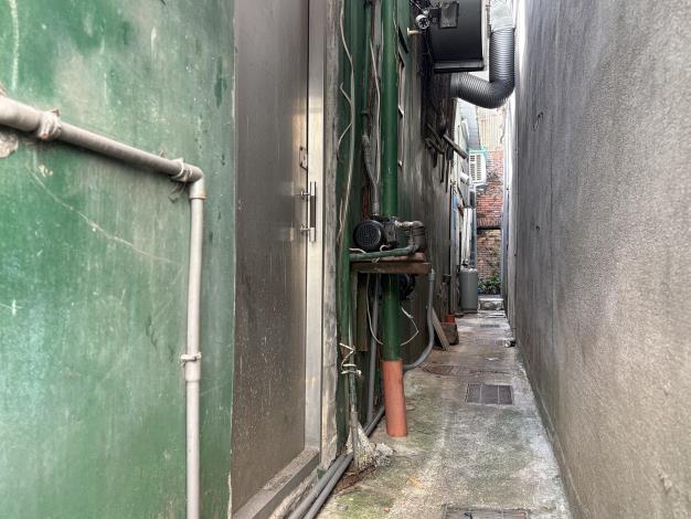 污水接管後，平整、乾淨的後巷空間