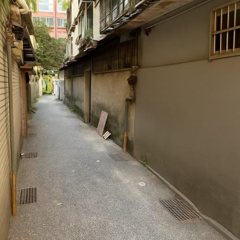污水接管後，平整、乾淨的後巷空間 (2)