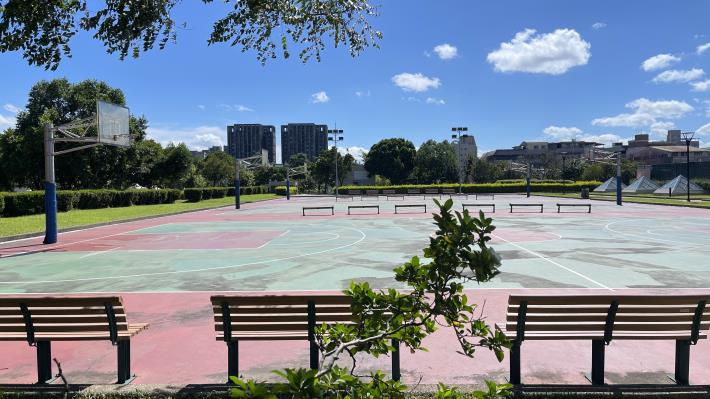 公園內籃球場,提供打球運動休閒場地。
