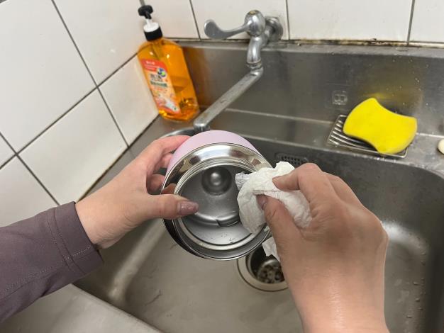 洗碗前先用餐巾紙擦拭碗盤油脂 (2)