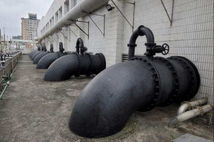 站體外側鑄鐵污水管施工完成後