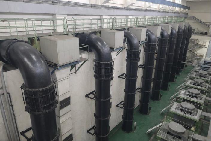 站體內側鑄鐵污水管完成防鏽保護漆後，再塗佈一層原色外漆