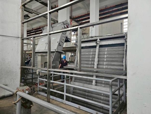 八里污水處理廠更新之孔篩式撈污機安裝完成後
