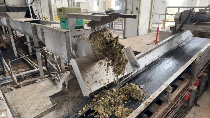 八里污水處理廠孔篩式撈污機撈除之篩渣情形