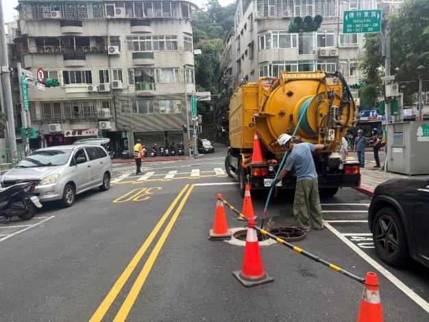 高壓沖洗車正沖洗污水管操作情形-