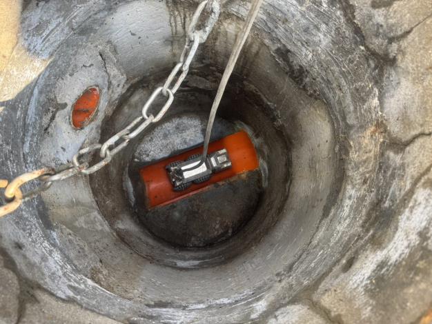 管內TV檢視車將TV檢視攝像頭放入陰井準備檢視