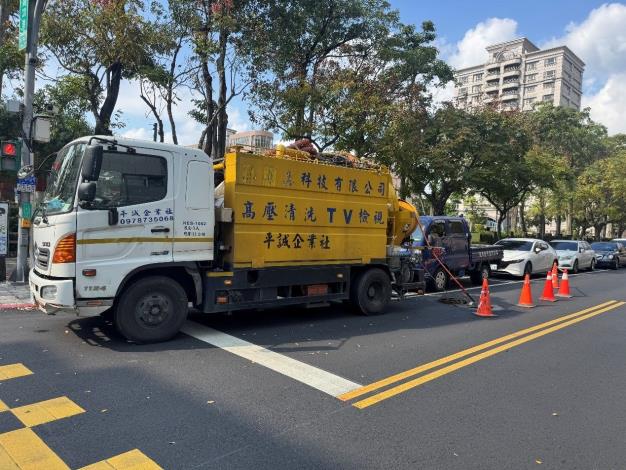 高壓沖洗車正沖洗污水管操作情形