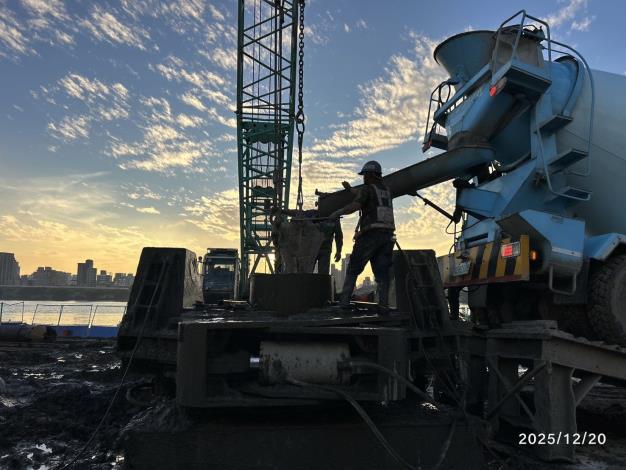 自行車牽引道基樁施工中 (2)