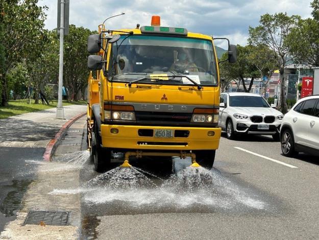 環保局利用回收水清清洗街道、路面降溫