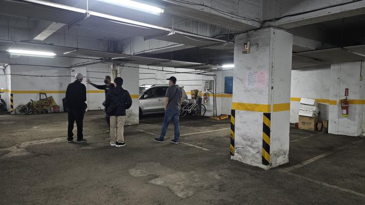 02_衛工處查看南京明華大廈地下室污水管線