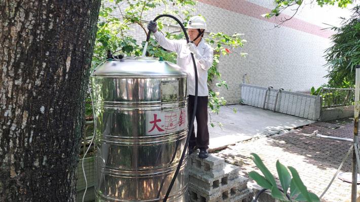 學校再生水桶補充再生水-