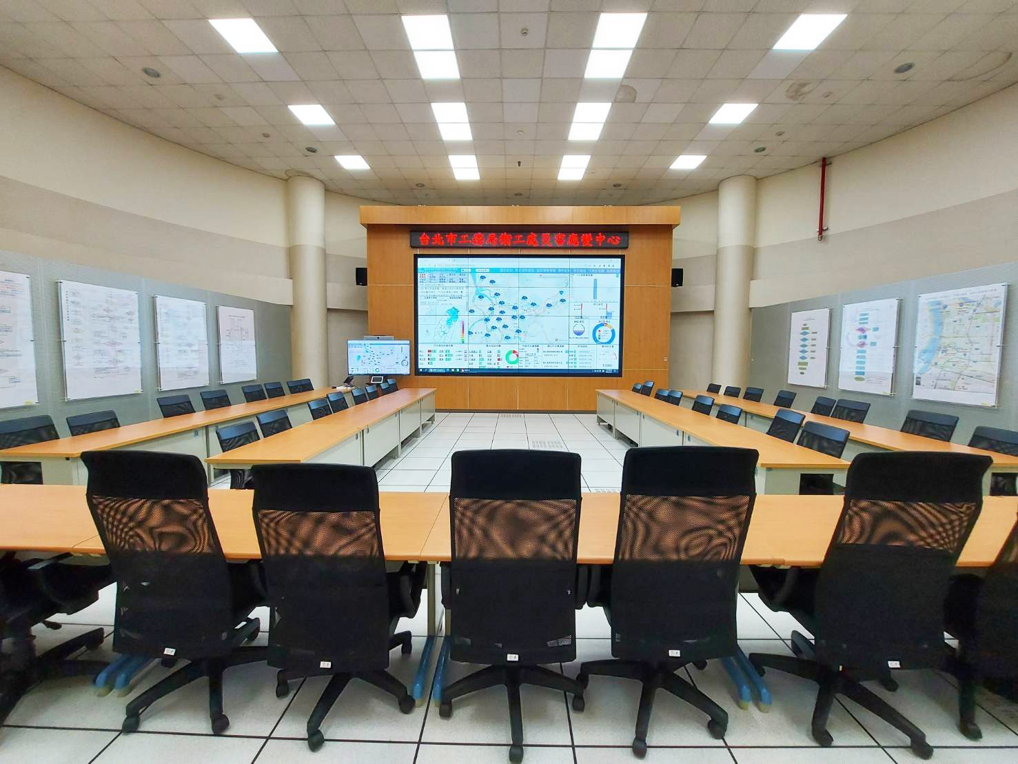 本處防災中心包括系統監控螢幕及會議廳