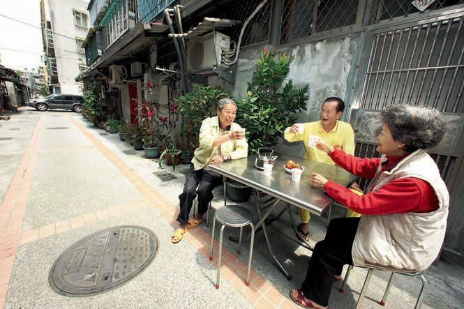 經過美化的後巷，成為居民閒話家常的場所。