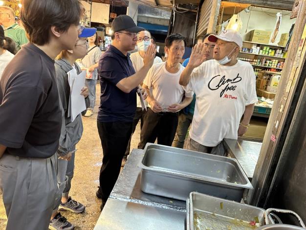 衛工處同仁到自強市場與商家協調