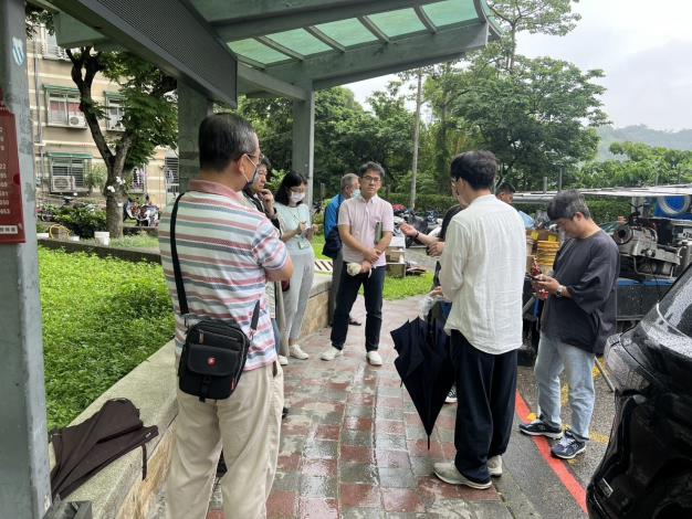 衛工處及團隊於萬美出租國宅污水接管現場會勘