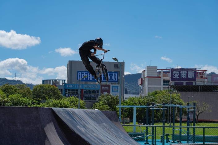 內湖休閒運動公園極限運動場進行BMX極限單車運動