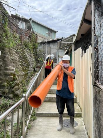 人工搬運施工所需器具、管材及挖掘所產生的棄土