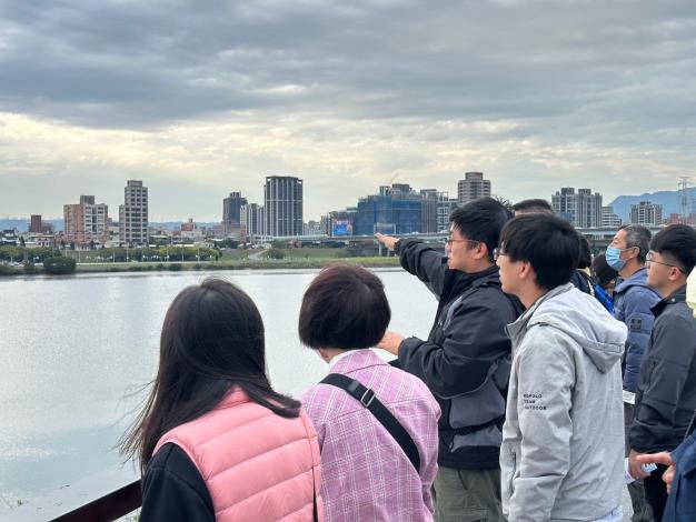 An instructor of the Dihua Sewage Treatment Plant describes the effluent discharge location and surrounding hydrological environment