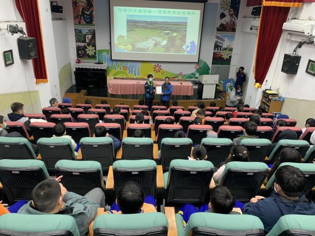 西湖國小校長李三煌頒發感謝狀