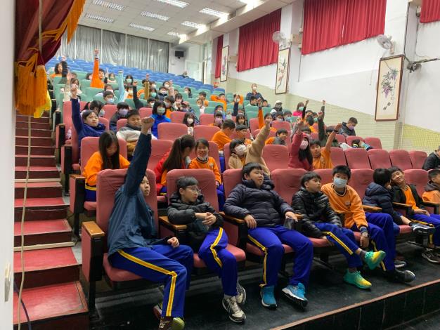 內湖污水處理廠專業環教團隊至西湖國小辦理環境教育，學生反應熱烈