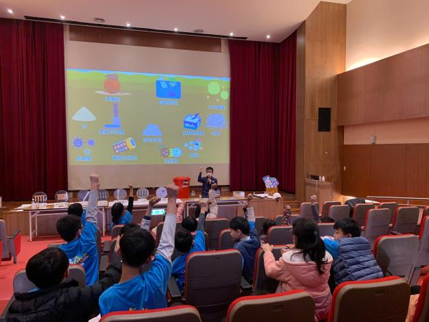 學童於內湖污水處理廠視聽教室參加環境教育課程