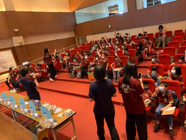 內湖污水處理廠環境教育採互動式問答方式，引發學童興趣