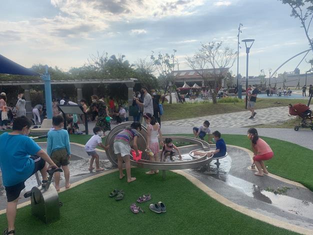 迪化休閒運動公園共融式遊戲場「互動水道區」水車道及噴水腳踏車