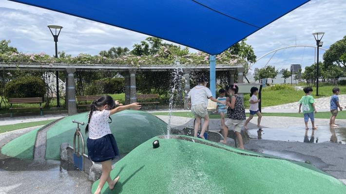 迪化休閒運動公園共融式遊戲場「互動水道區」湧水丘