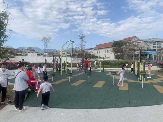 迪化休閒運動公園共融式遊戲場「運動健康區」戰鬥繩、滑步機與撐樁跳等體健設施
