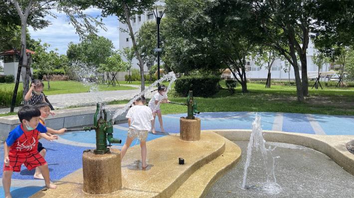迪化休閒運動公園共融式遊戲場「互動水道區」手壓泵浦