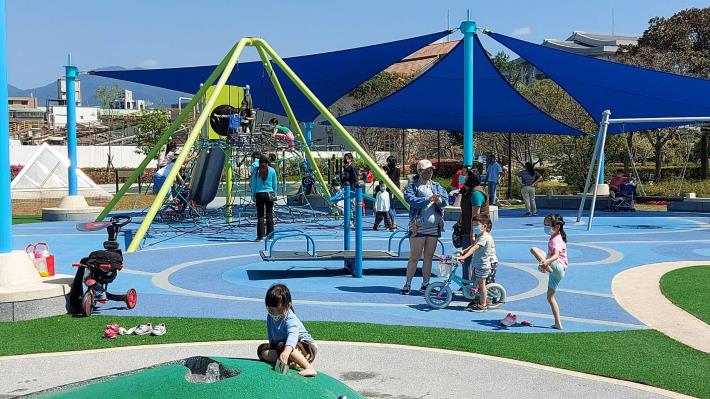 迪化休閒運動公園共融式遊戲場「動感遊戲區」共融蹺蹺板及攀爬網溜滑梯