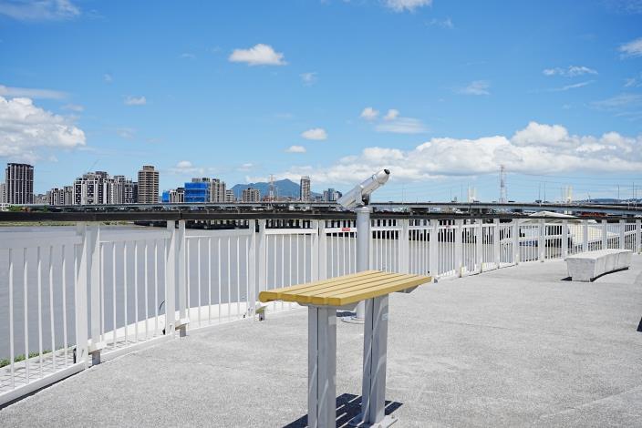 迪化休閒運動公園內跨堤景觀平臺賞淡水河景