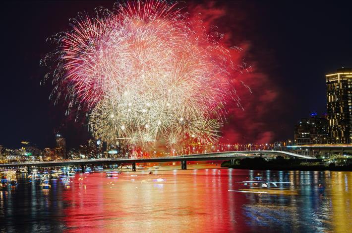 迪化污水處理廠跨堤景觀平台視野遼闊，可清楚俯瞰整個煙火施放區域