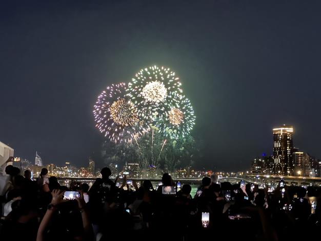 迪化污水處理廠跨堤景觀平台是觀賞大稻埕煙火的秘密基地