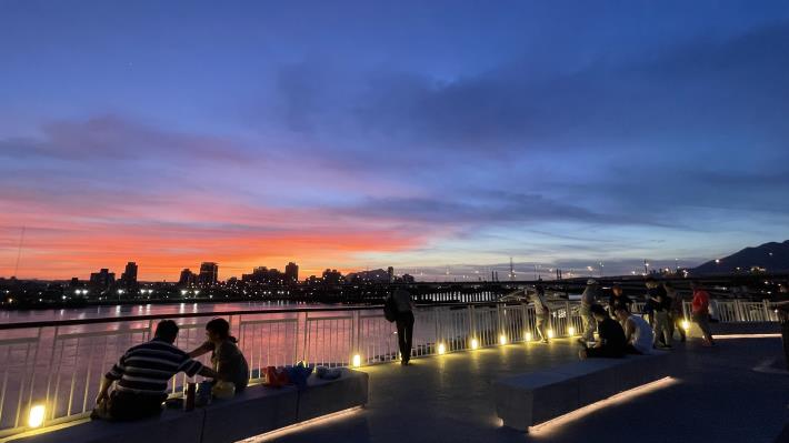 跨堤景觀平臺夕陽餘暉