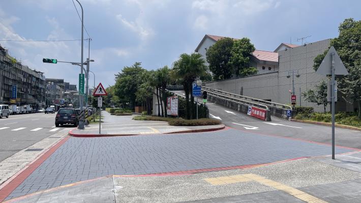 迪化休閒運動公園汽機車停車場出入口