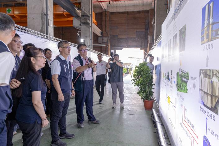 全國公共污水處理廠首座沼氣發電機啟用，工程團隊向張溫德副市長介紹發電機運作流程