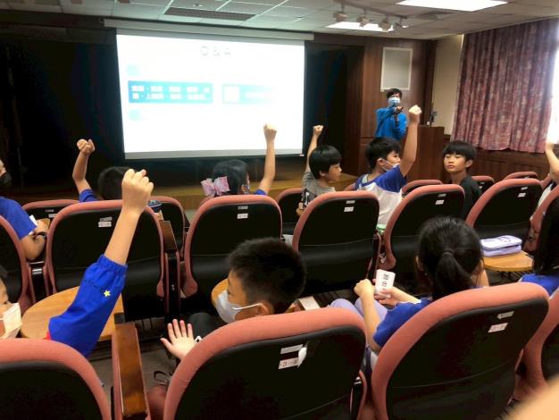 學生參觀八里污水處理廠