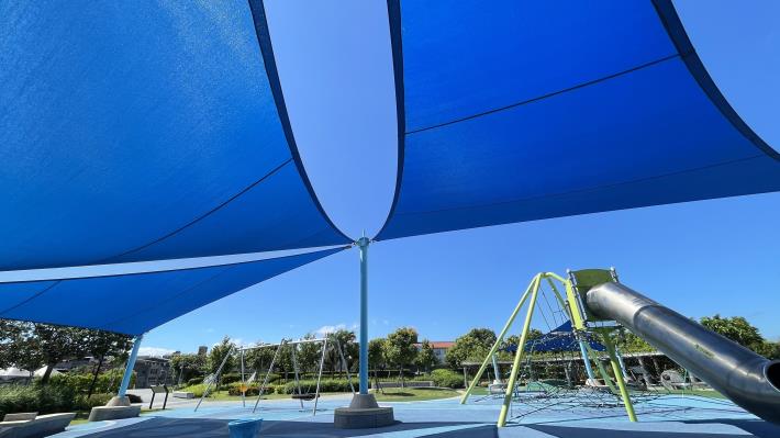 公園內共融式遊戲場,提供兒童嬉戲環境