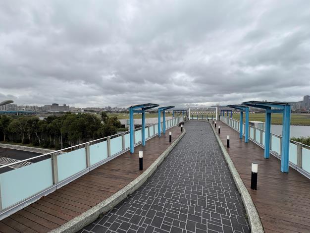 連接內湖休閒運動公園與堤外彩虹河濱公園的空橋，規劃人車分道，讓人走得很安心
