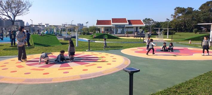 內湖休閒運動公園提供多元共融遊具，廣受孩子們喜愛