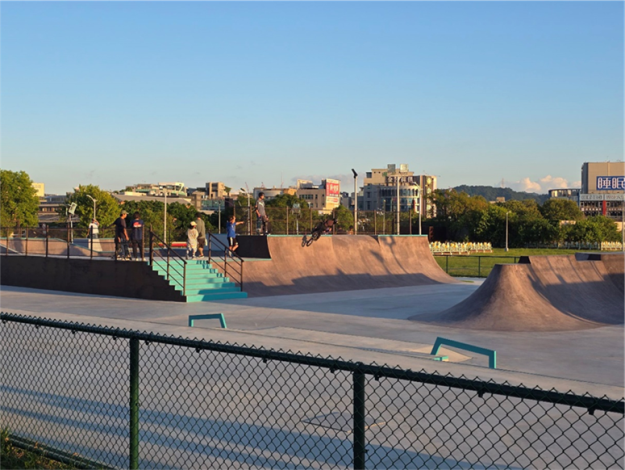 刺激的極限運動場提供滑板、極限直排輪及BMX單車玩家練習