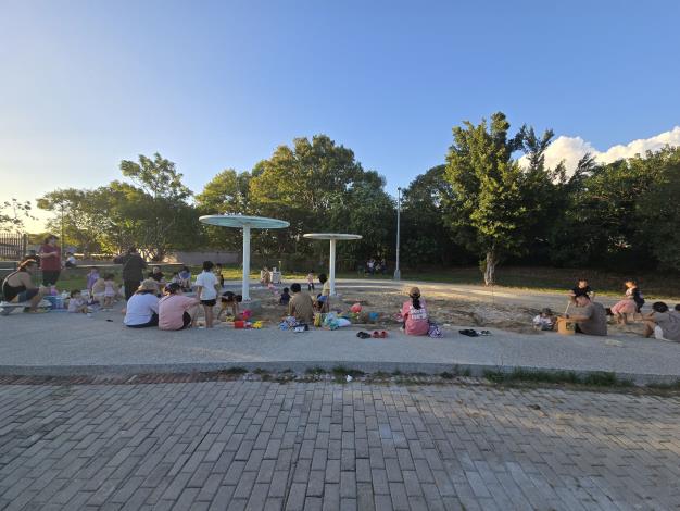 沙坑是民眾與孩童的創意天堂，讓親子動手一起發揮想像力