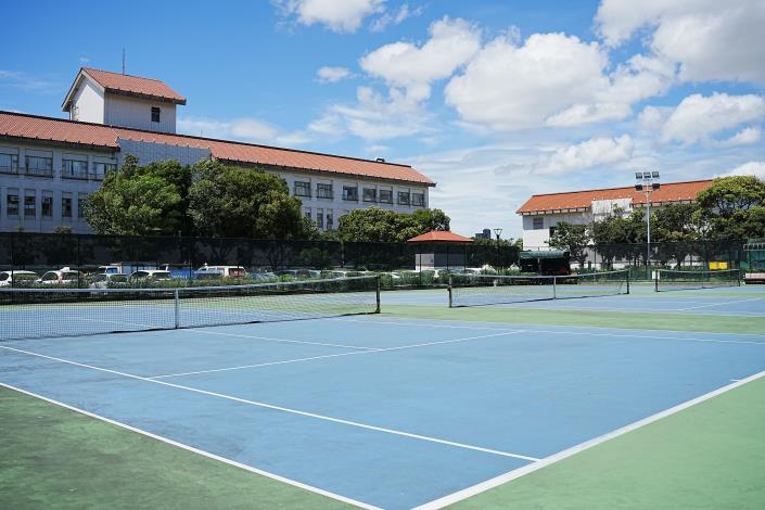 公園內網球場,提供打球運動休閒場地。