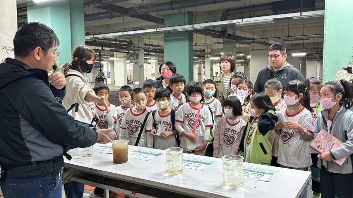 The environmental education course at Dihua Sewage Treatment Plant helps participants distinguish between different water samples (tap water, raw sewage, treated effluent, and reclaimed water)