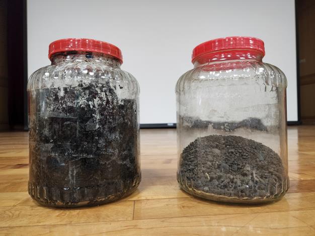 The environmental education course at Dihua Sewage Treatment Plant allows participants to learn how sludge significantly reduces in volume after drying
