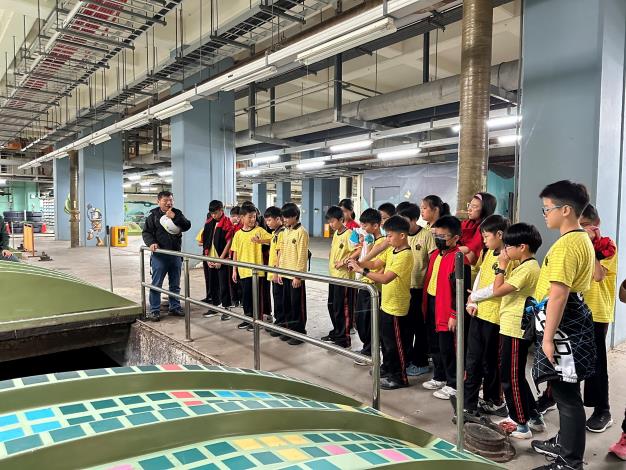 Environmental education course at Dihua Sewage Treatment Plant allows participants to experience the aeration tank